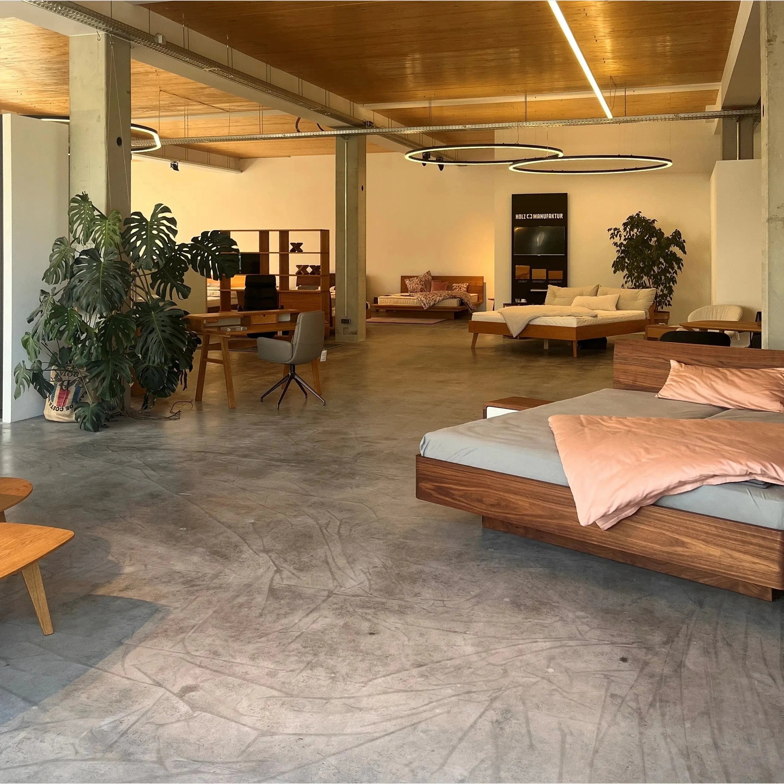 Einblick in das Bettenfachgeschäft für gesundes Schlafen und Wohnen. Hier finden Sie hochwertige Betten, Naturmatratzen und Bio Bettwäsche.