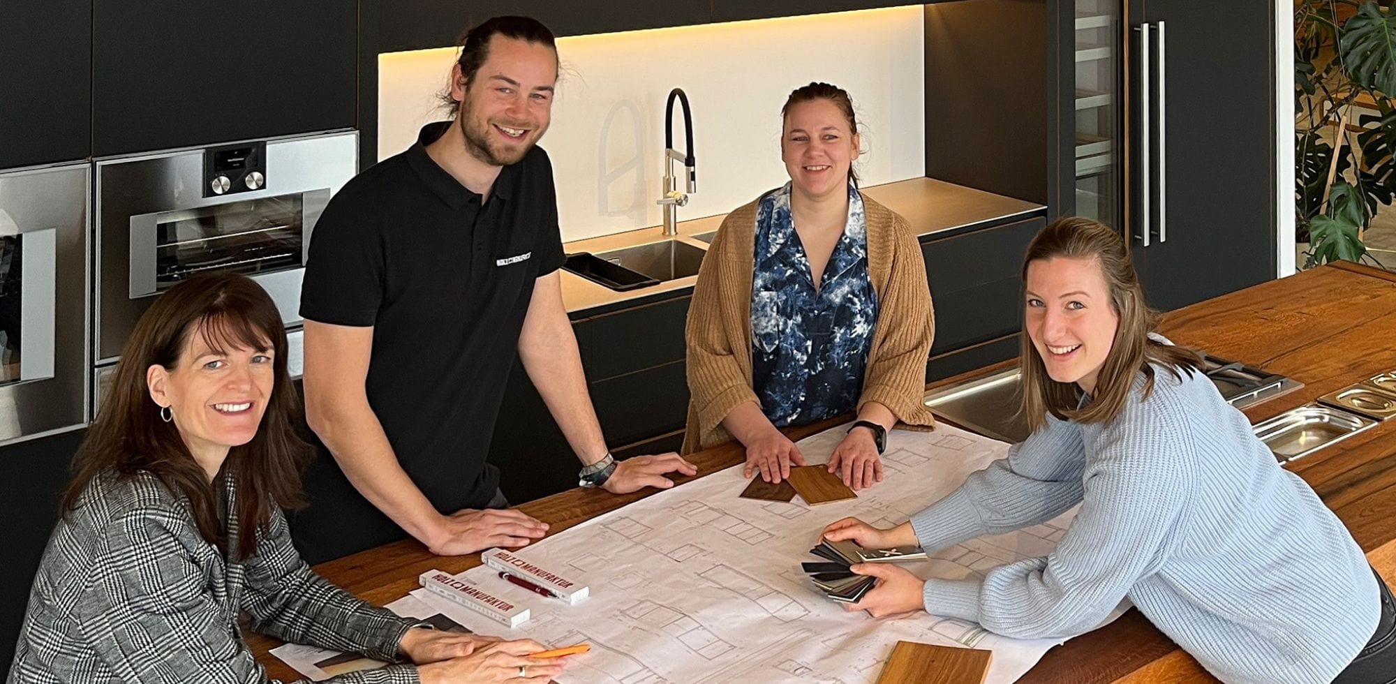Einrichtungs Team der Holzmanufaktur bei der Möbel- und Küchenplanung in Möglingen bei Ludwigsburg nahe Stuttgart