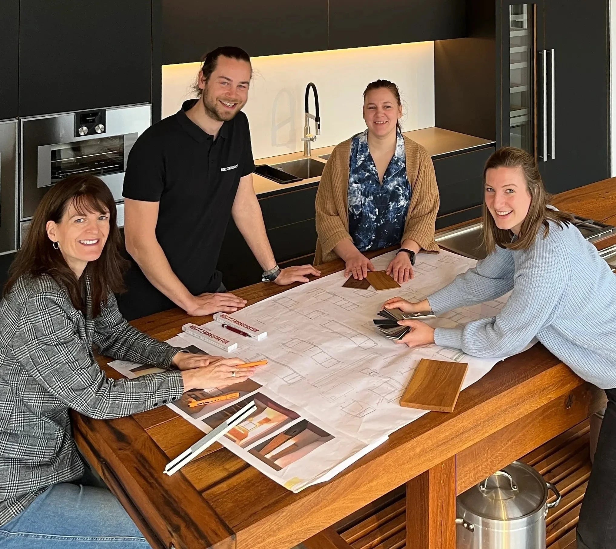 Unser Team im Showroom der Schreinerei Holzmanufaktur in Möglingen, in der Nähe von Stuttgart.