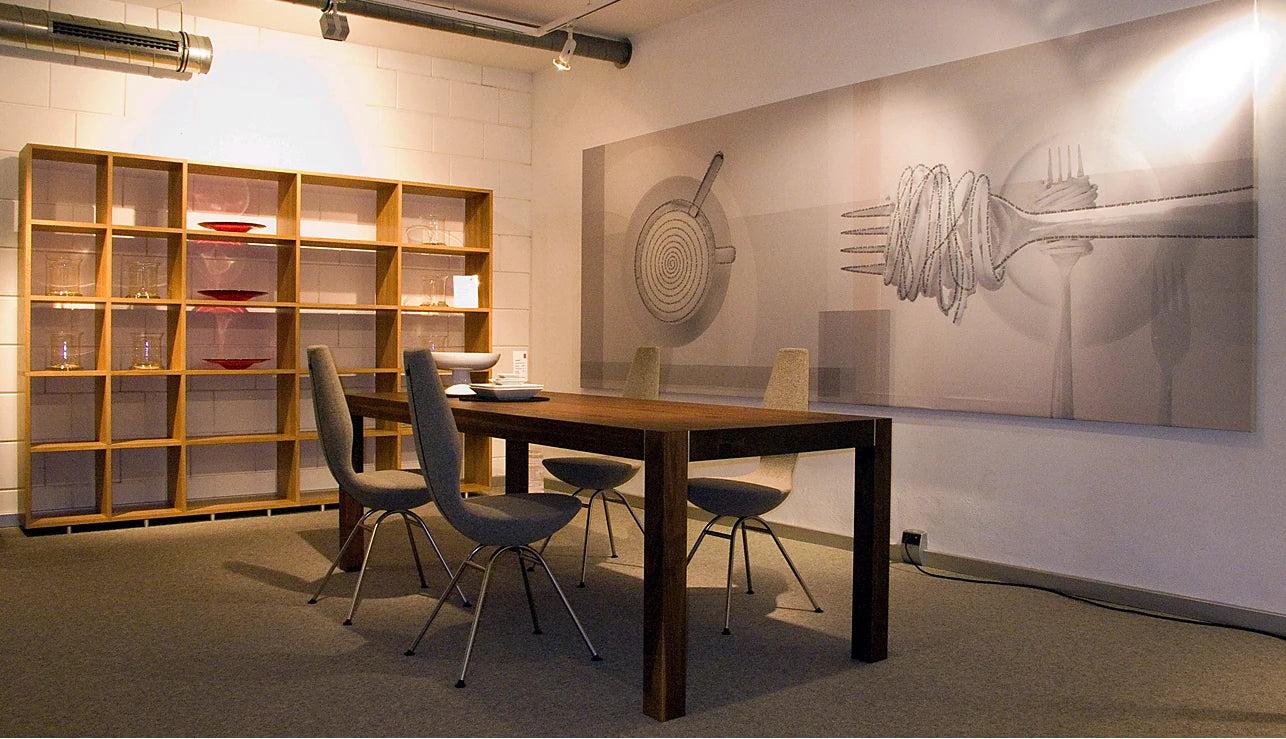 Tisch und Regal aus Massivholz für das Esszimmer aus unserer Schreinerei bei Stuttgart und Ludwigsburg