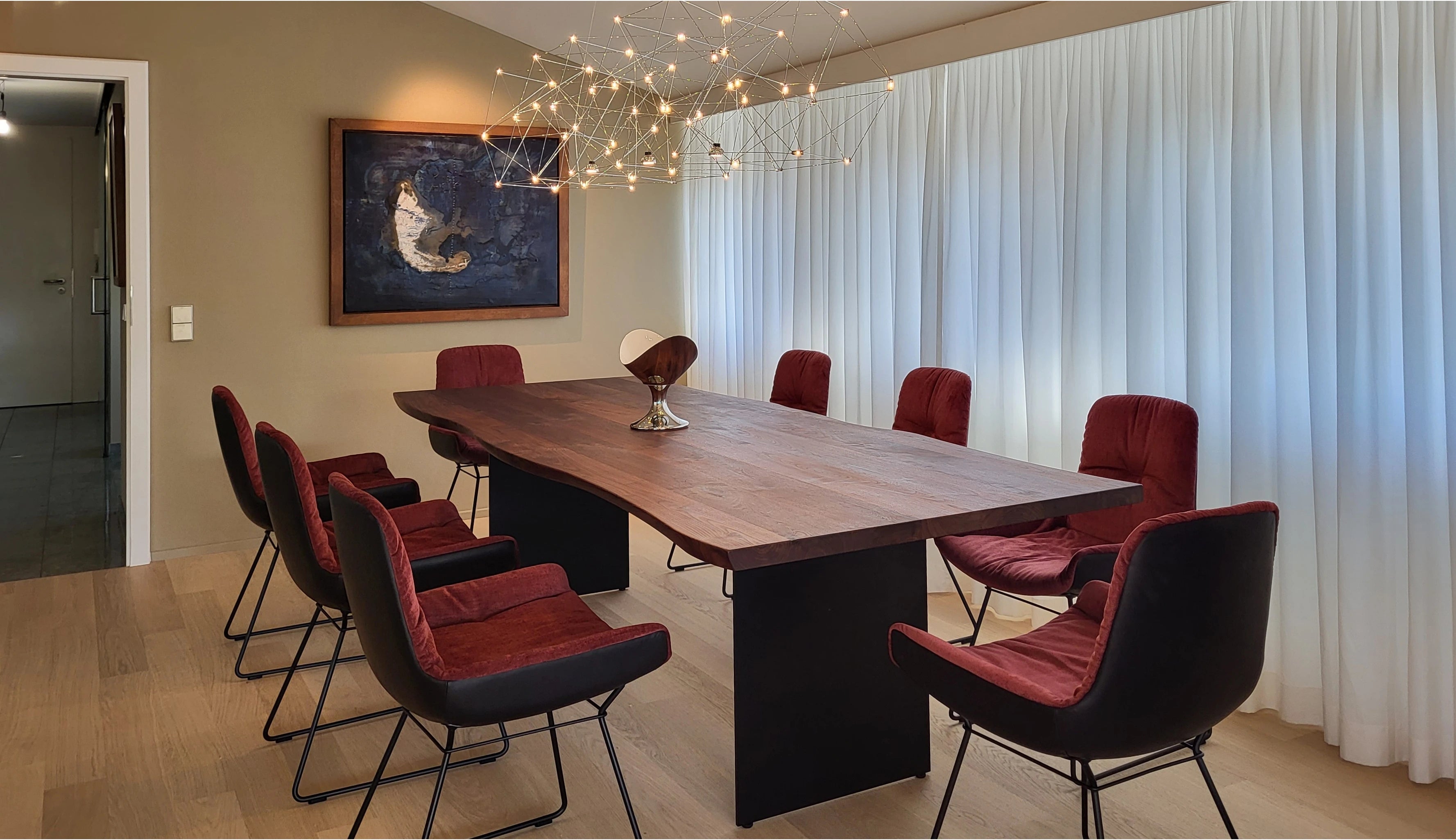 Als großer Esszimmer-Tisch oder Besprechungstisch mit Baumkante aus massivem Nussbaum mit schwarzem Stahlgestell