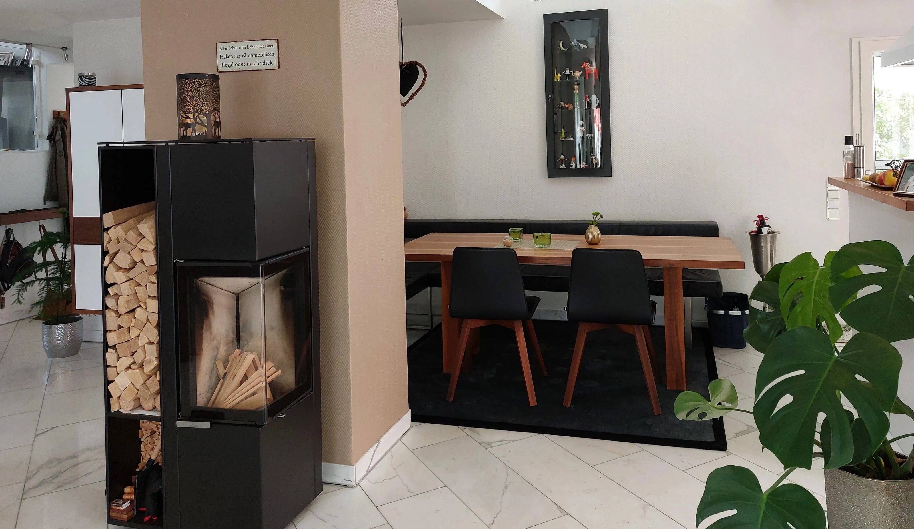Esszimmer mit Tisch und Eckbank vom Schreiner aus massivem Nussbaumholz