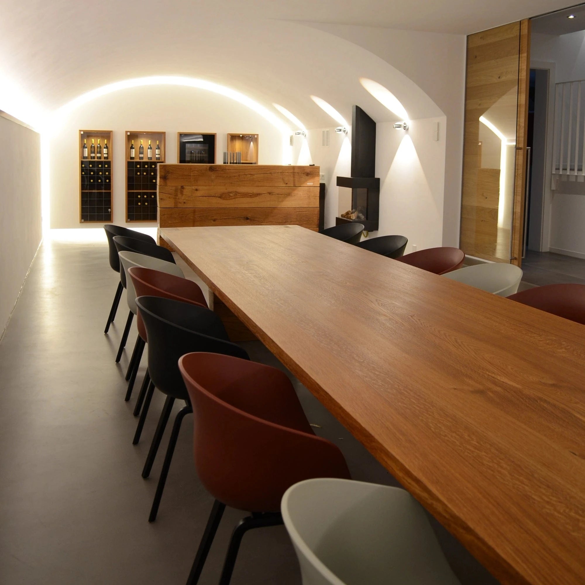 4 m langer Eiche-Massivholztisch als Besprechungstisch in einer Vinothek in Stuttgart