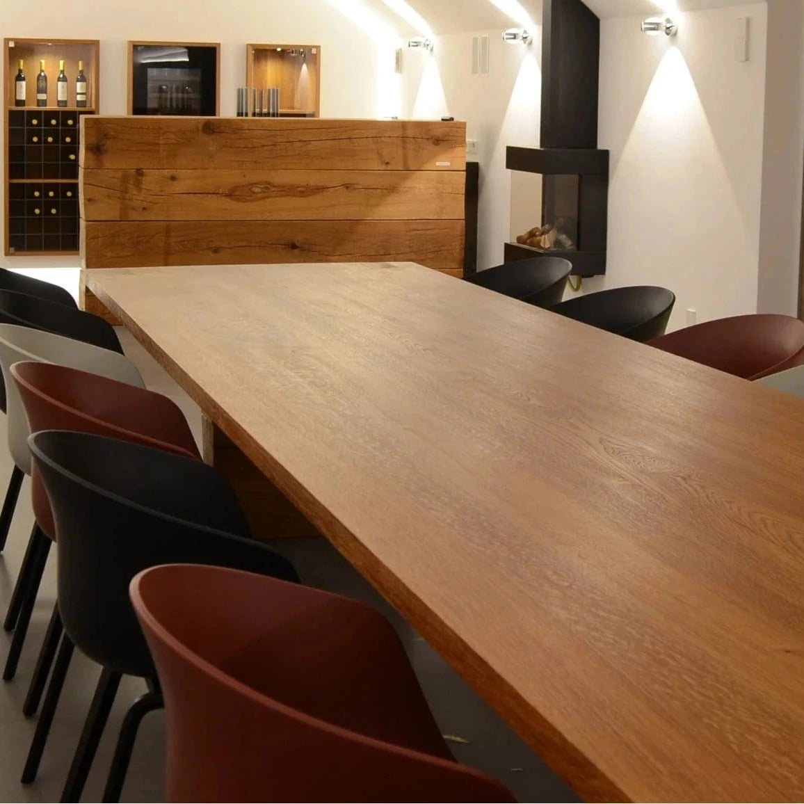 Großer, 4,5 m langer Besprechungstisch aus massiver Eiche in der Vinothek