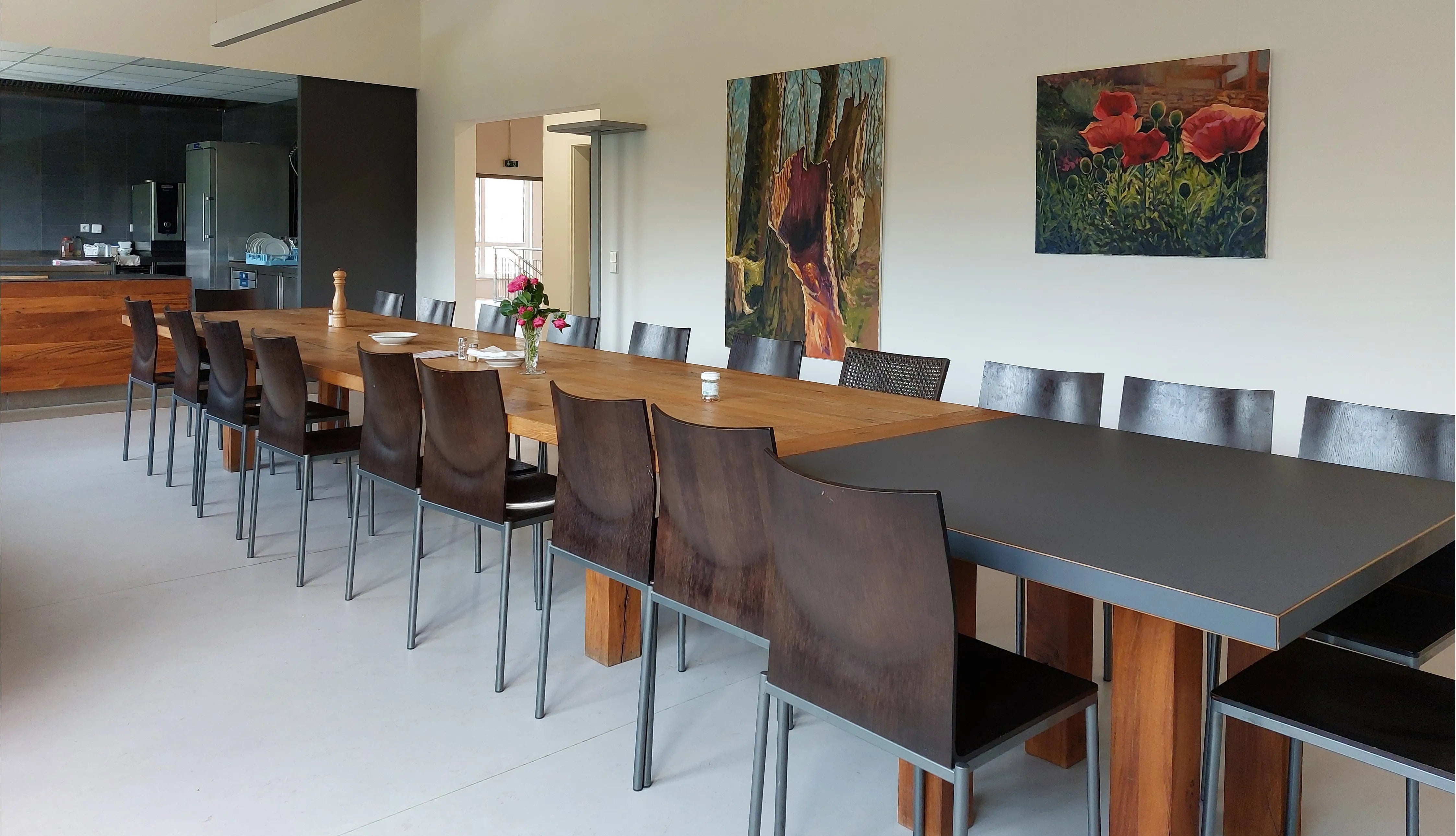 Esstisch und Innenausbau vom Schreiner in Küche und Kantine