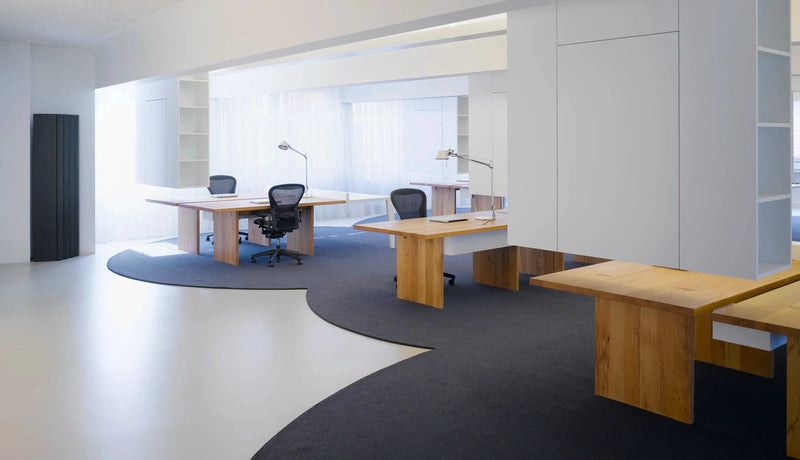 Für Gewerbekunden bieten unsere Schreiner und Tischler den kompletten Innenausbau. Büromöbel, Kantinen, Konferenztische und Ladenbau. Ihr Schreiner für den Großraum Stuttgart