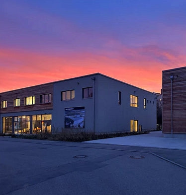 Der Möbelladen & Showroom der Holzmanufaktur in der Abenddämmerung ivon Möglingen, in der Nähe von Ludwigsburg und Stuttgart