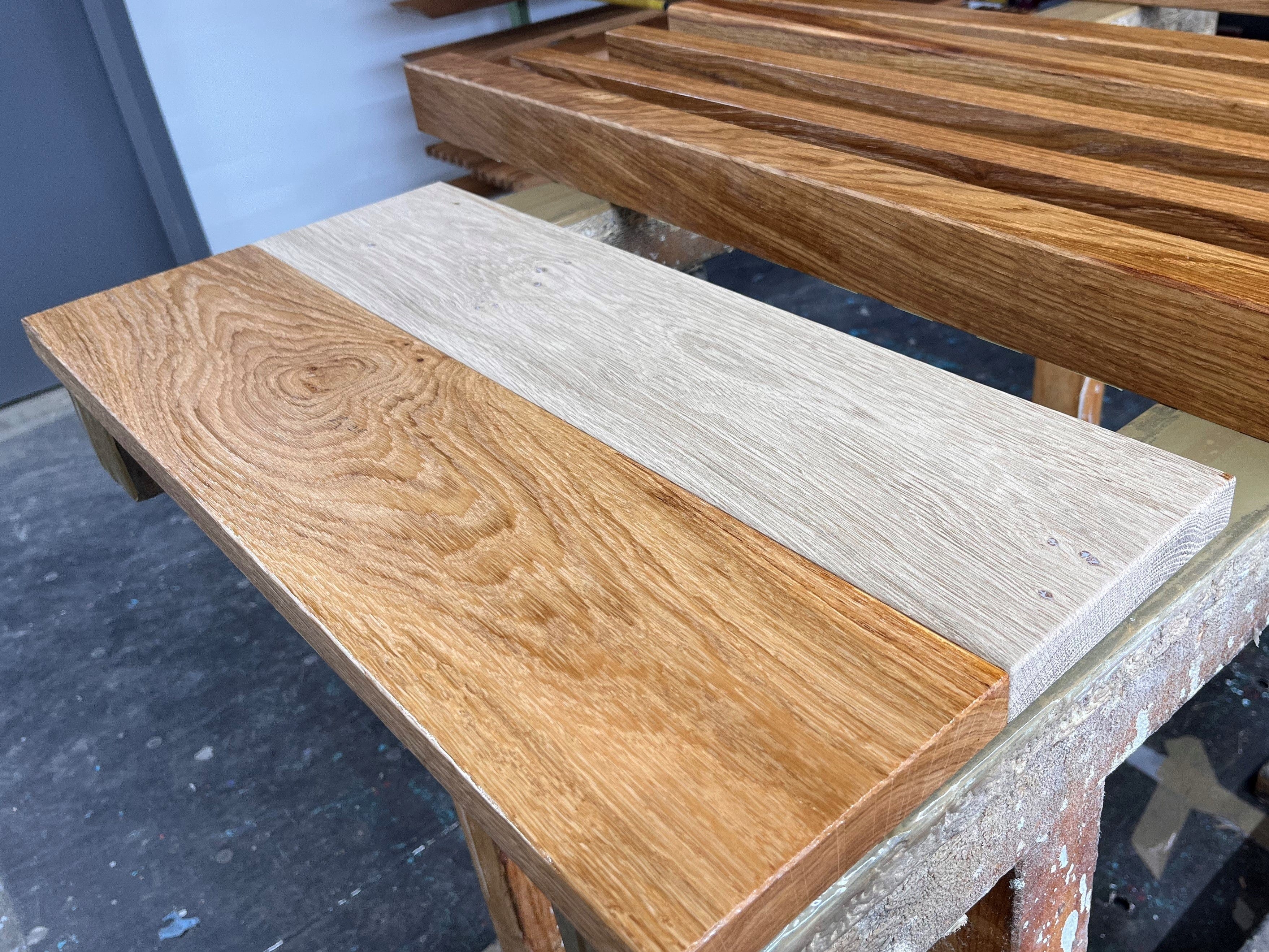 Der Oberflächenraum: Die Veredelung von Möbelteilen aus Massivholz mit natürlichen Ölen und biologischem Wachs.