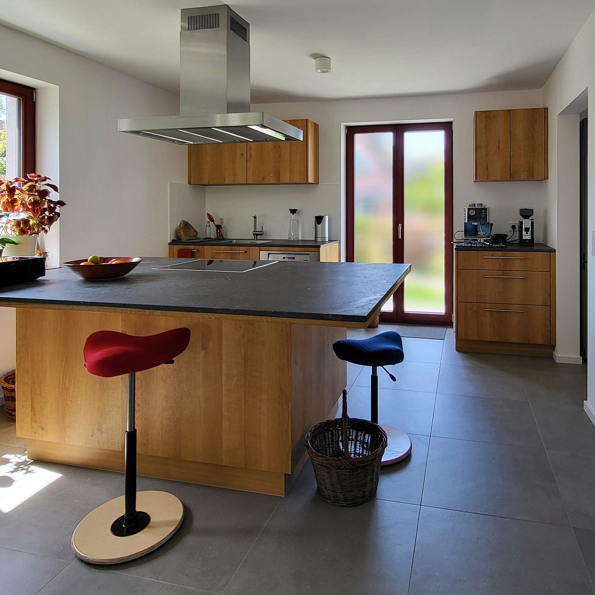 Holzküche mit Massivholz-Fronten aus Eiche