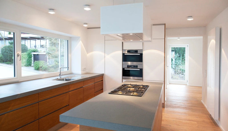 Holzküche kombiniert mit Stein-Arbeitsplatte - vom Küchenschreiner für Stuttgart.