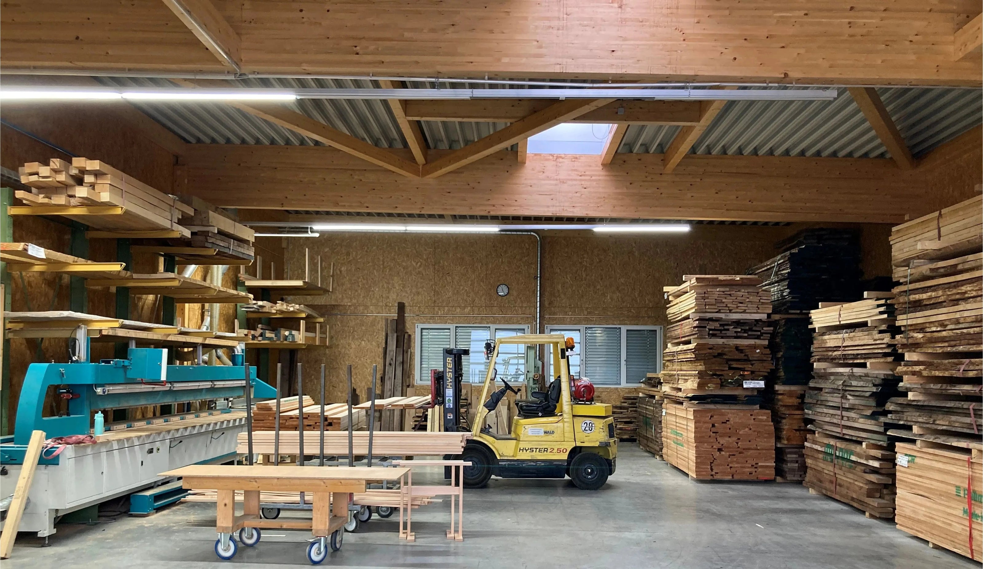 Das Lager für Massivholz und der Zuschnittsbereich in der Schreinerei Holzmanufaktur