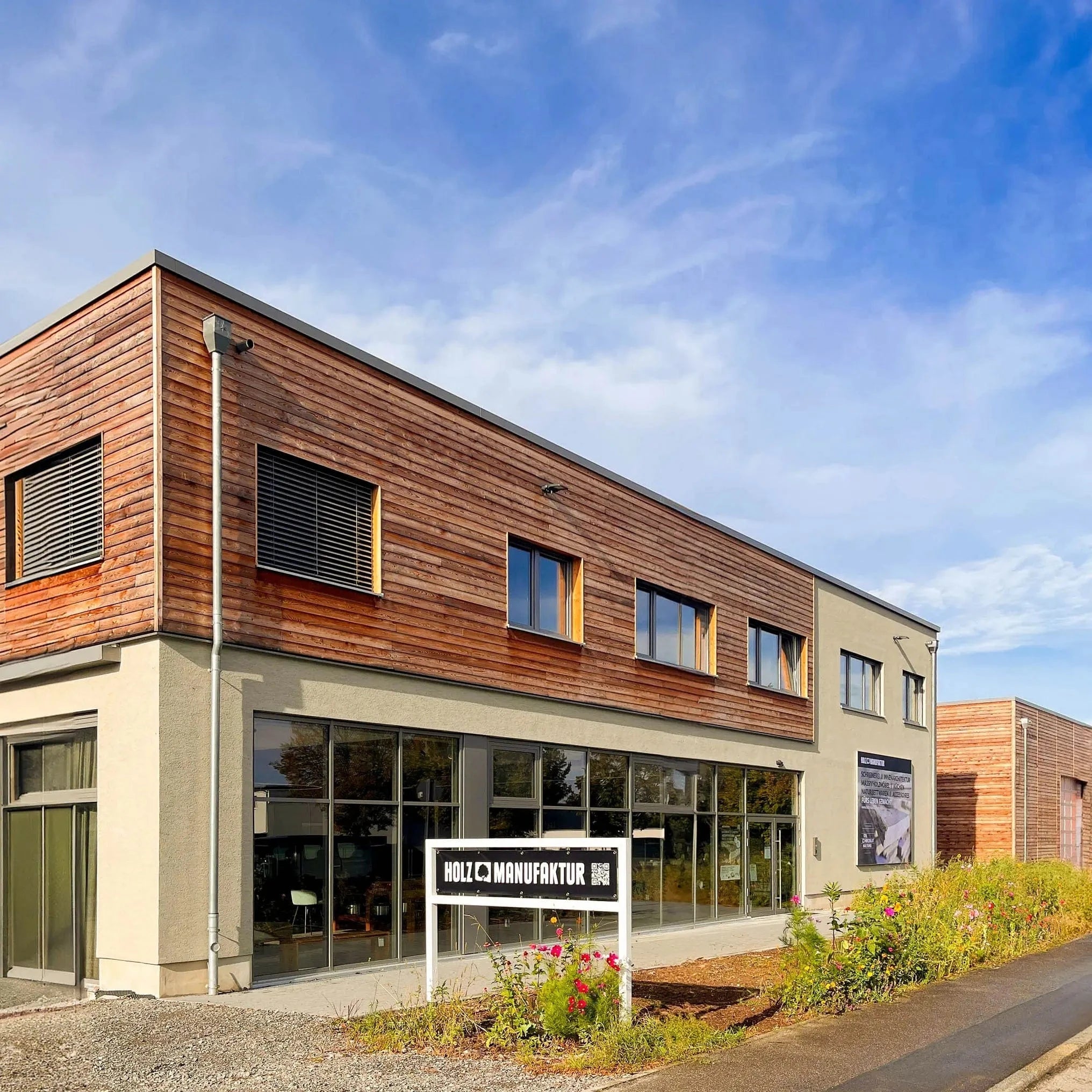 Das Gebäude unseres Möbelgeschäfts mit Bettenabteilung, Küchenstudio und Massivholzmöbeln nach Maß aus eigener Herstellung in Möglingen bei Stuttgart und Ludwigsburg 