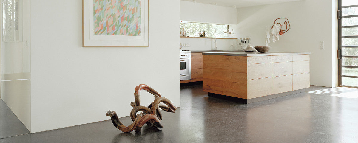 Holzküche mit Kücheninsel und reinem Naturholz passend zum Architektenhaus in Stuttgart.