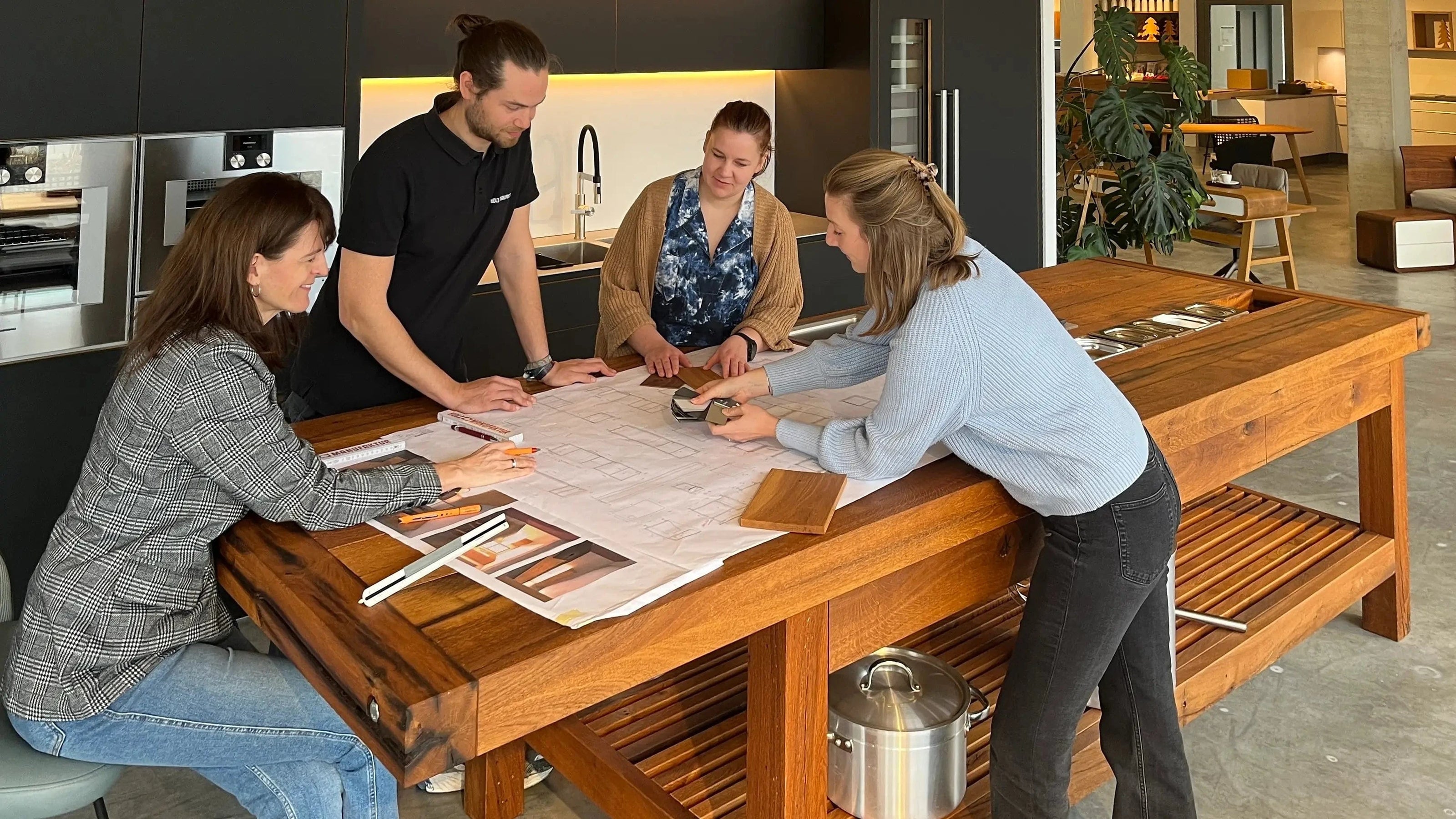 Einrichtungsberatung und Möbeldesign von unseren Innenarchitektinnen im Showroom der Schreinerei Holzmanufaktur Nähe Ludwigsburg