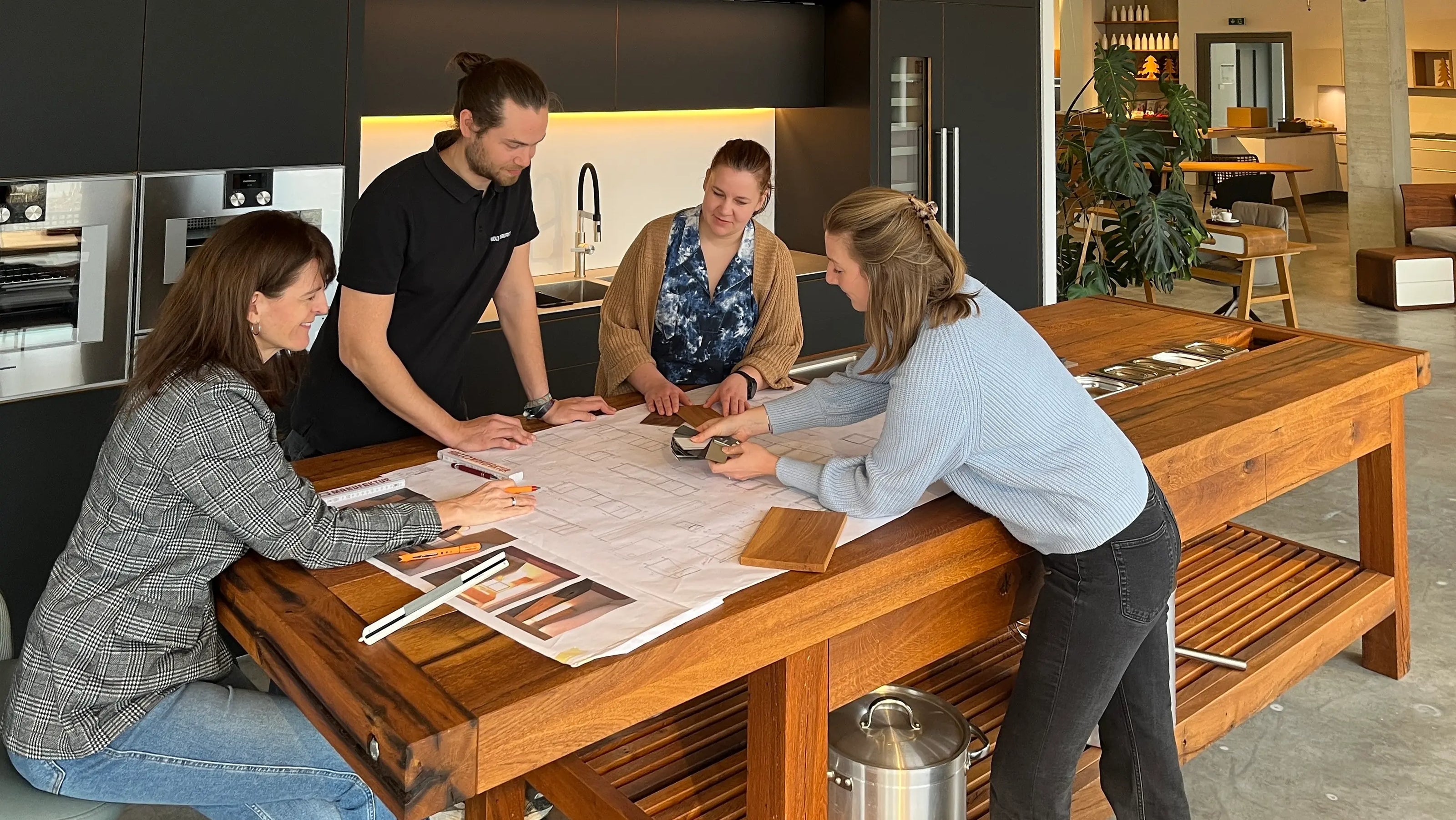 Das Team der Schreinerei Holzmanufaktur für die Küchenplanung und Einrichtungsberatung im Möbelgeschäft, Nähe Ludwigsburg und Stuttgart.