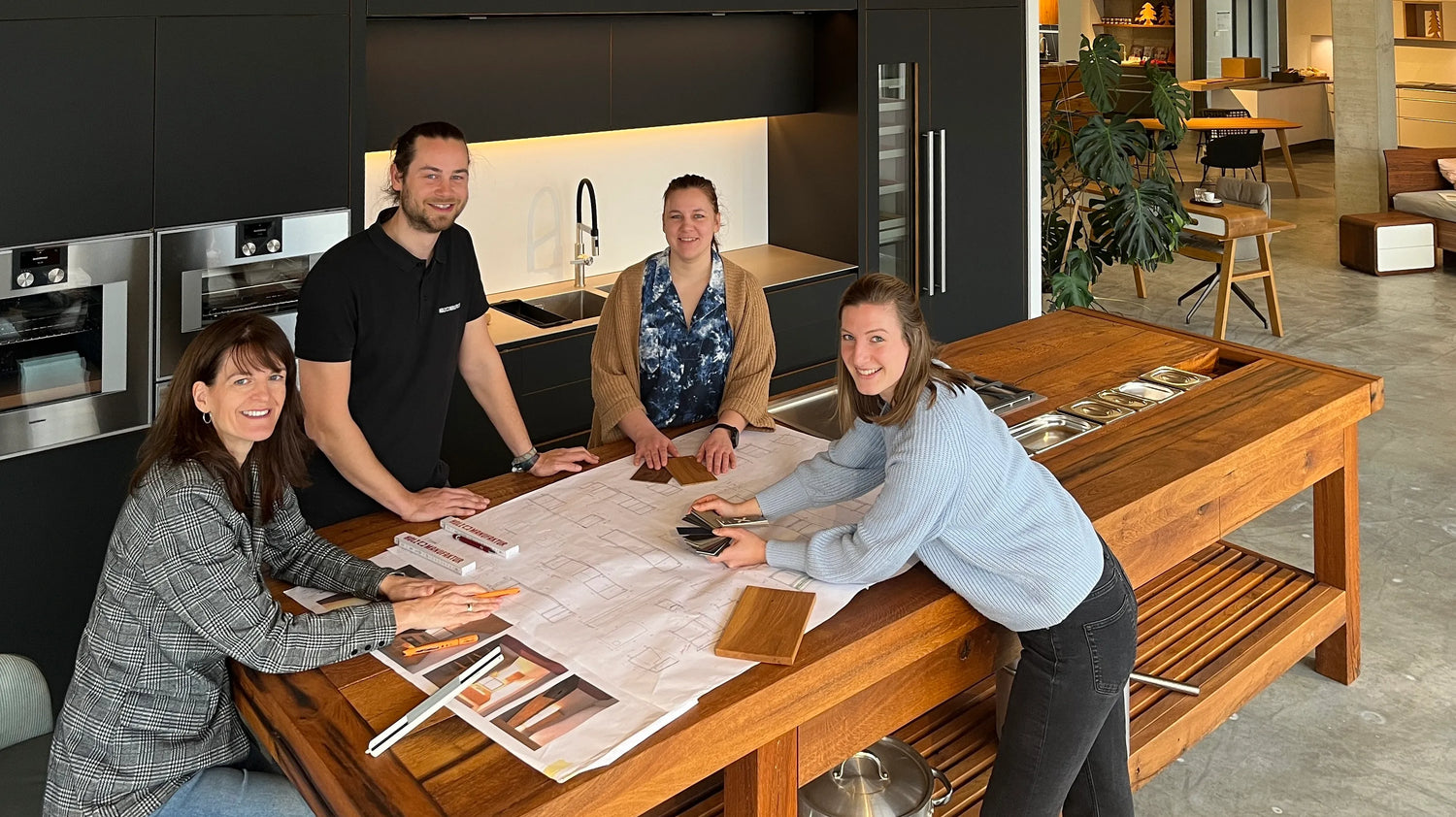 Das Team im Fachgeschäft für Betten, Küchen, Massivholzmöbel und Innenarchitektur in Ihrer Nähe