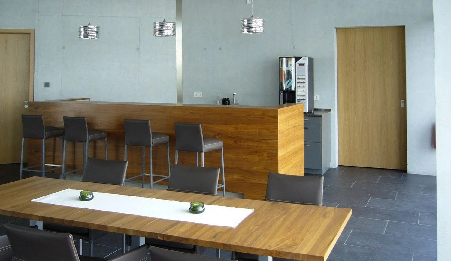 Büroküche mit Kantinentheke und Tische aus Eiche Massivholz im Aufenthaltsraum der Firma.
