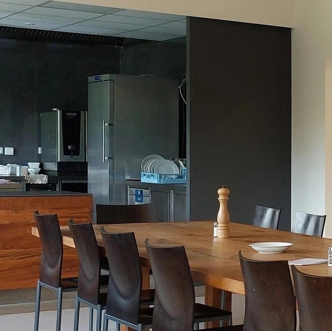 Offene Kantinenküche mit Theke in massiver Wildeiche