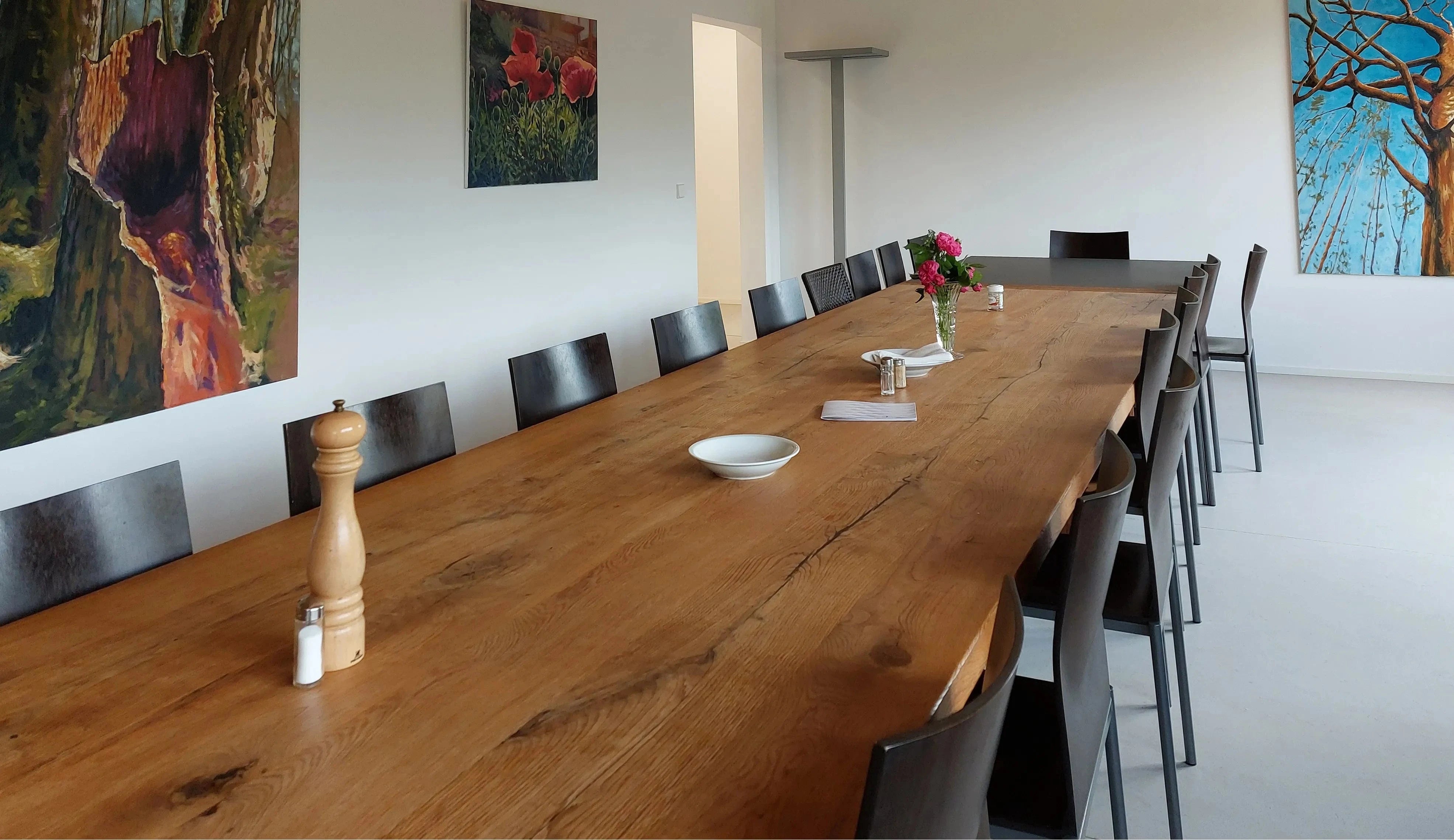 5 m langer Kantinentisch aus alten Eichebalken in der Kantine der Schreinerei Holzmanufaktur