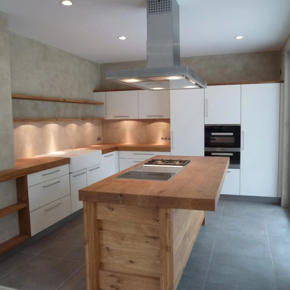 Küche mit Kochinsel aus Massivholz mit Barelement in einer weißen Küche