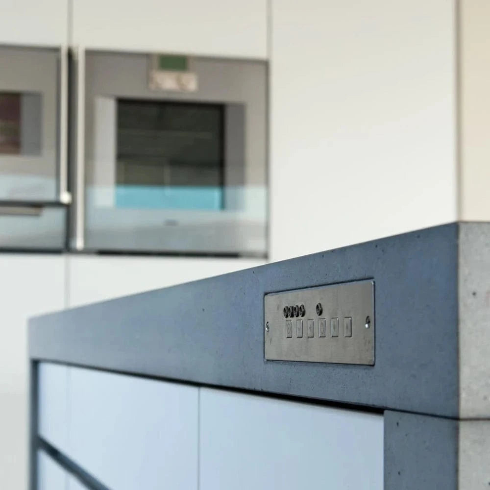 Detailaufnahme einer Kochinsel mit Steinarbeitsplatte - massive Kücheninsel, geplant und gebaut von der Holzmanufaktur.