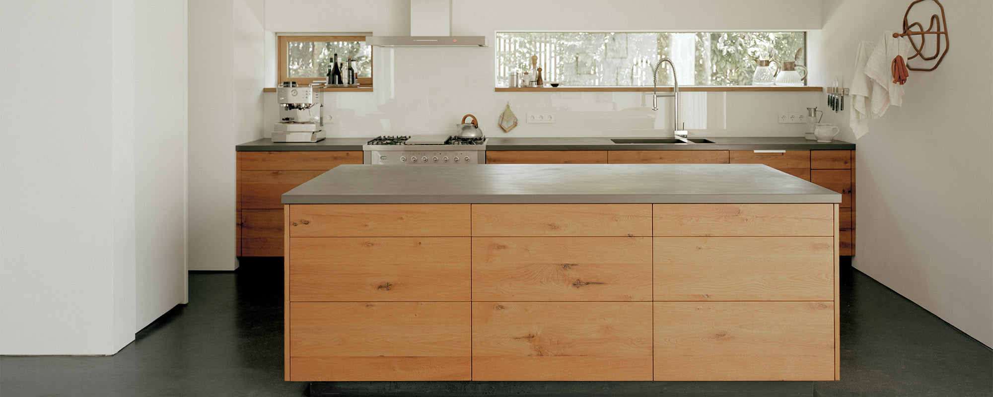 Küchen mit Massivholz, hier in Eiche mit Edelstahlplatte- hochwertige und moderne Massivholzküchen - Küchenplanung vom Innenarchitekt