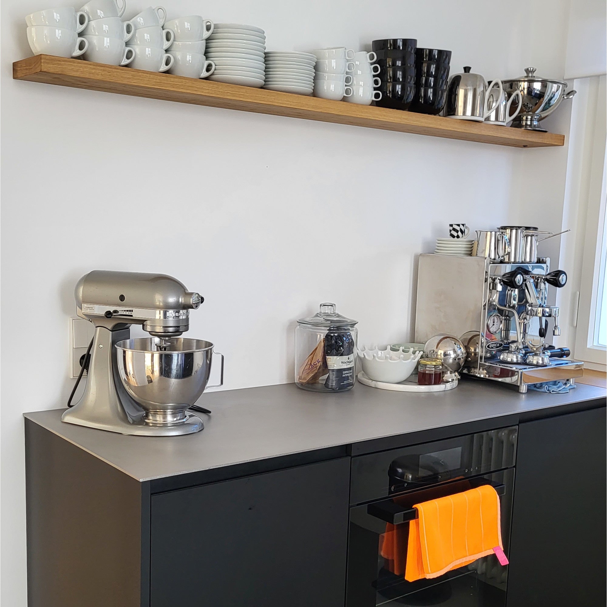 Kleine schwarze, hochwertige und moderne Küche mit Keramikplatte  - Küchenplanung vom Innenarchitekt