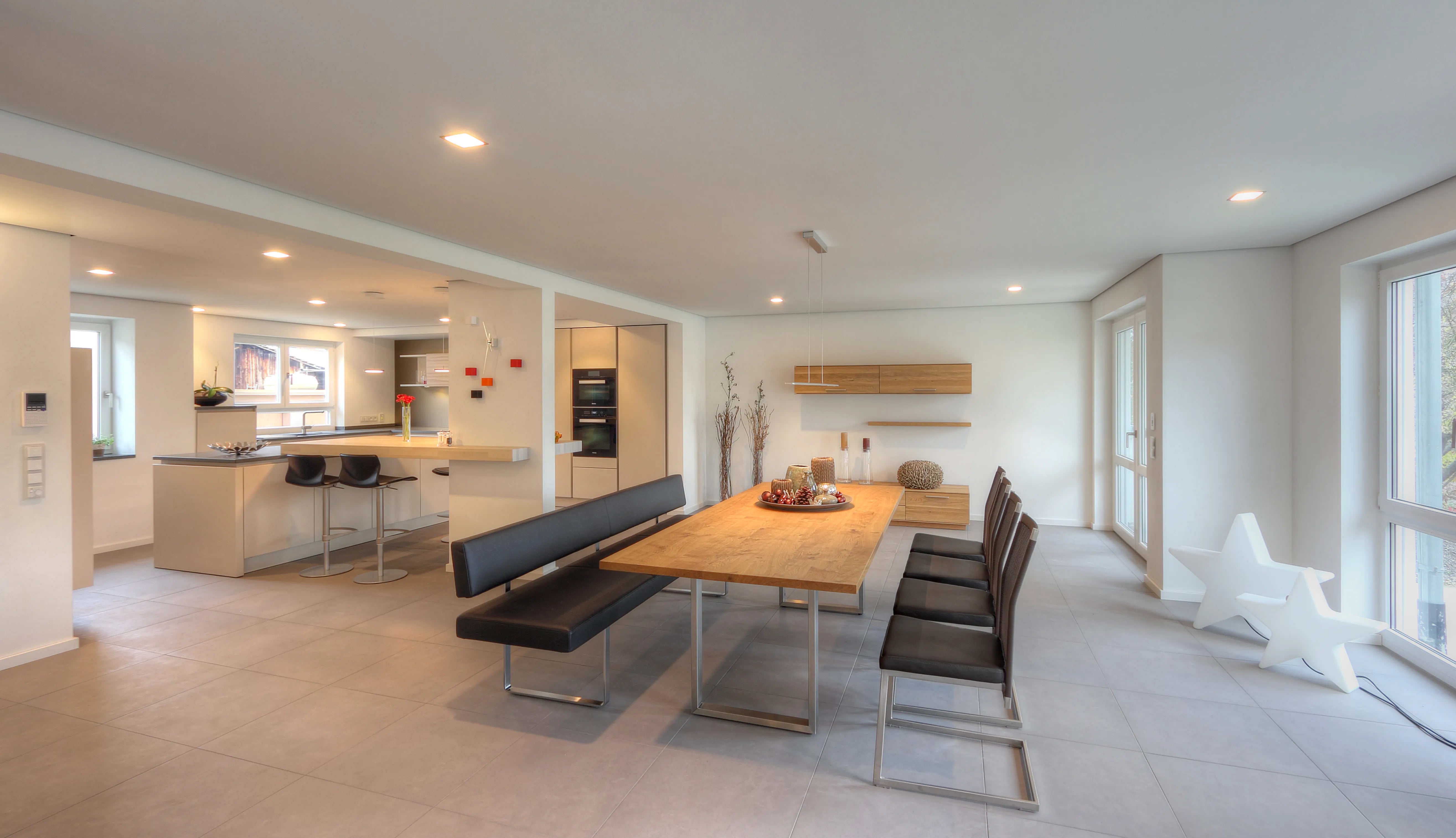 Massiver Esstisch mit Edelstahlgestell vom Schreiner