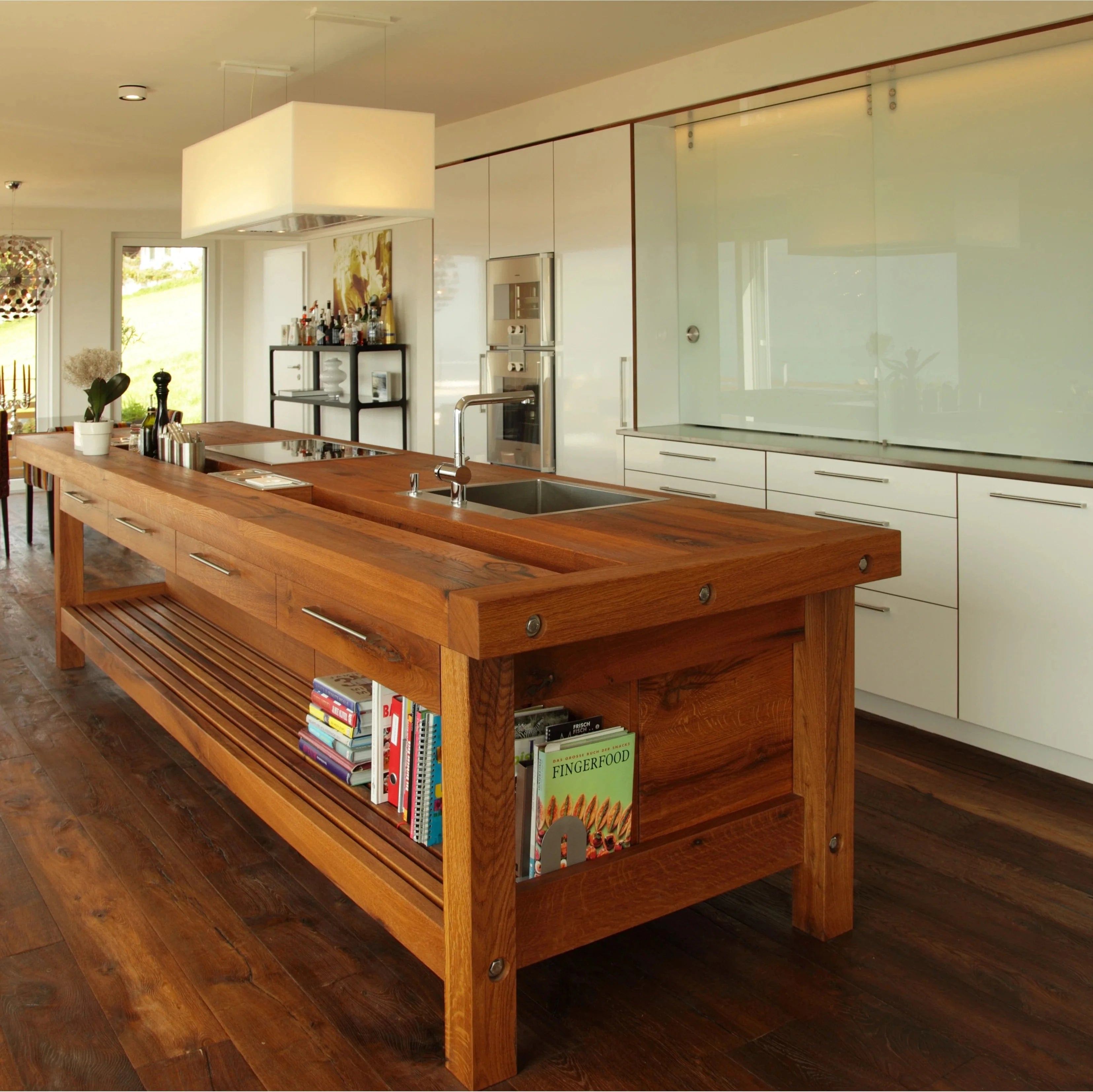 Moderne Inselküche vom Schreiner mit Kochinsel aus Alteiche Massivholz und raumhohen Schränken mit weißer Hochglanz-Front