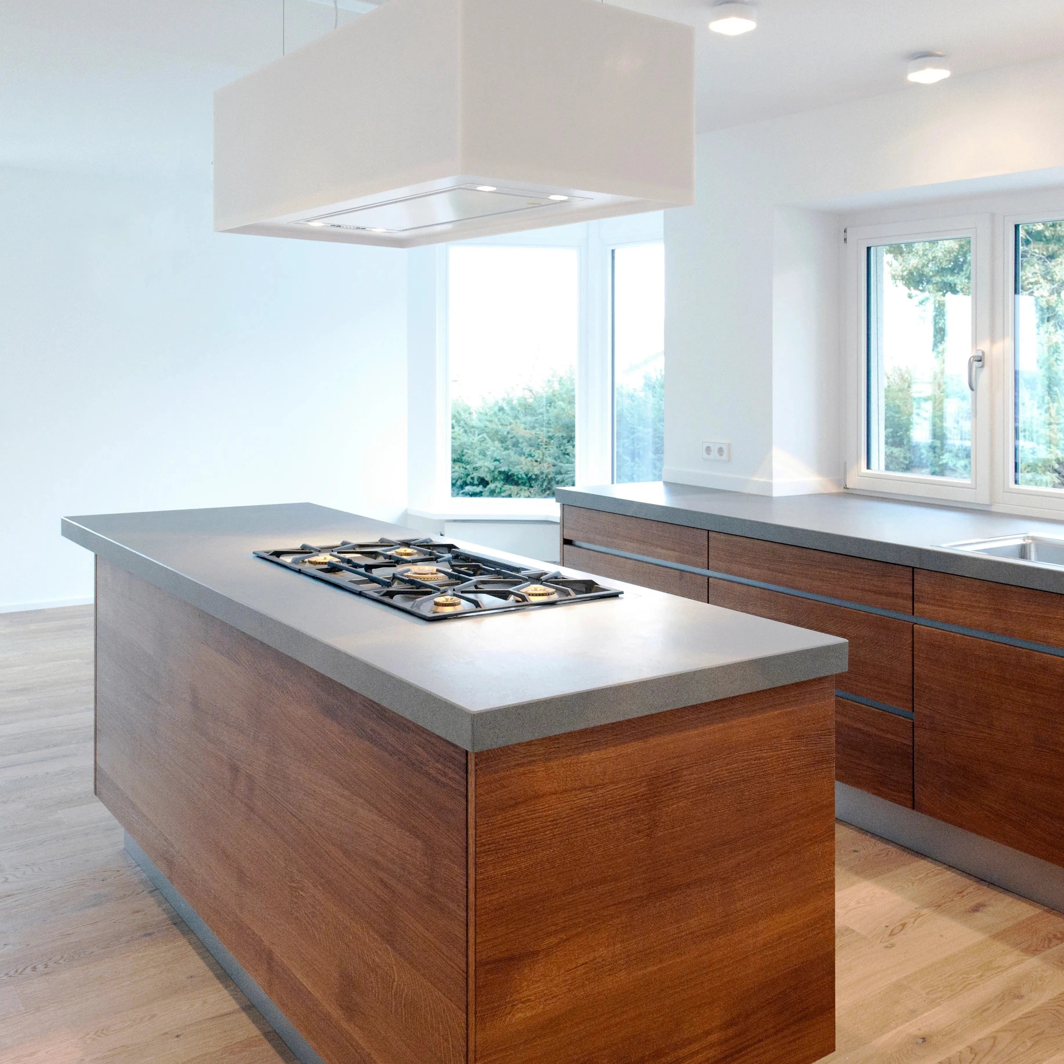 Kochinsel Küche mit massivem Holz und Stein kombiniert. Blick ins Grüne bei Stuttgart.