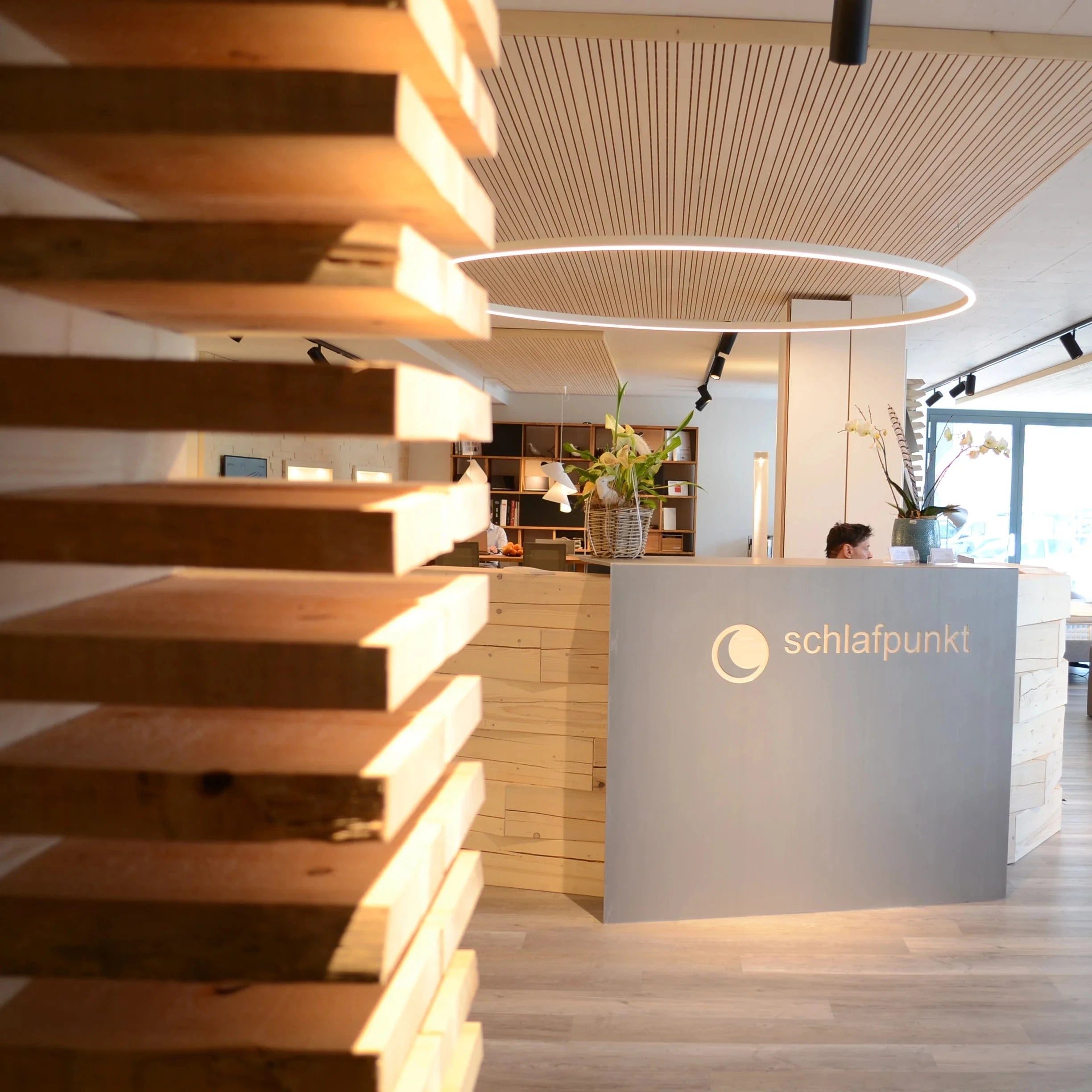 Ladeneinrichtung mit viel Holz, dazu ein passendes Lichtkonzept.