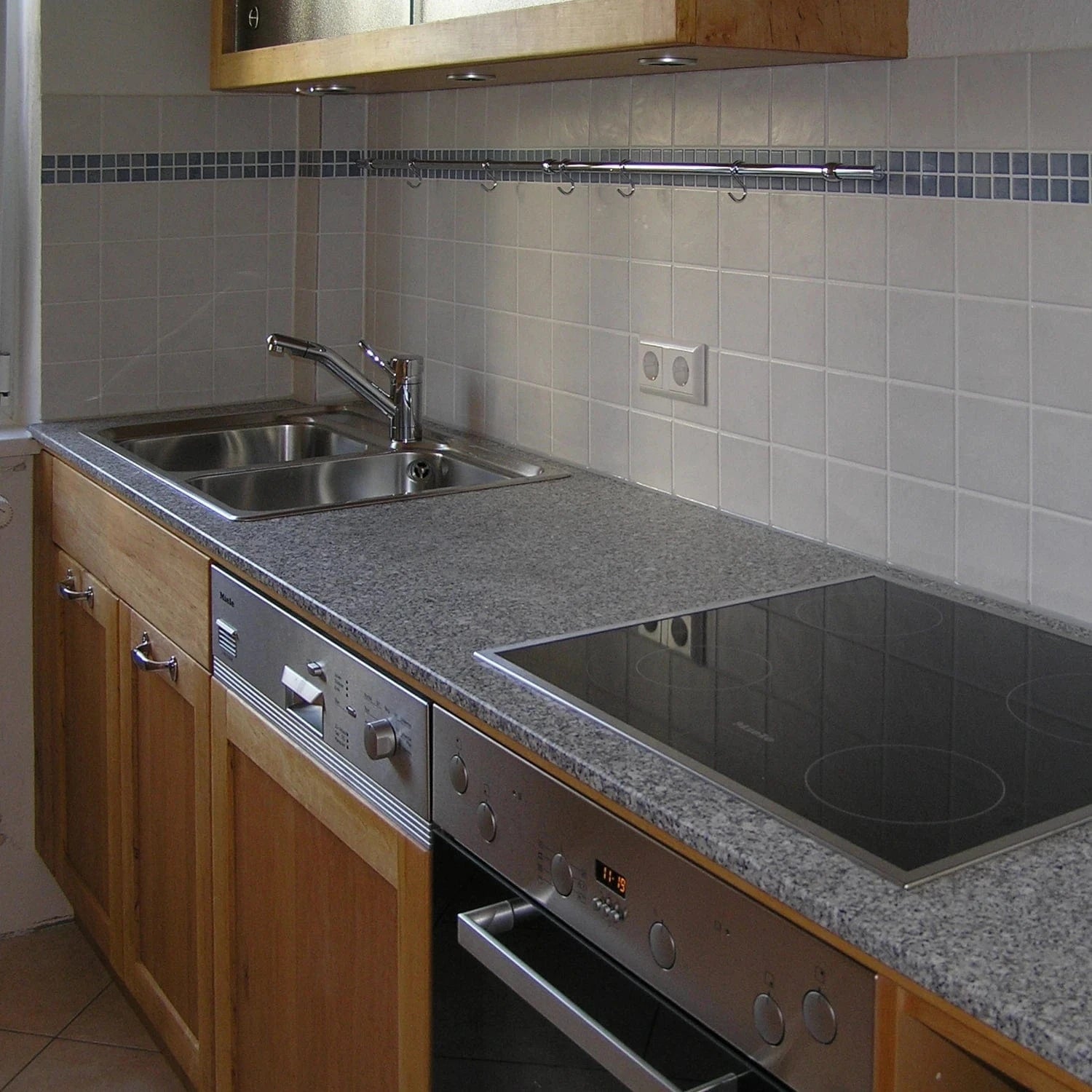 Küche im Landhausstil aus Kirschbaumholz, mit grauer Granitarbeitsplatte aus unserer Küchenmanufaktur in der Nähe von Stuttgart & Ludwigsburg