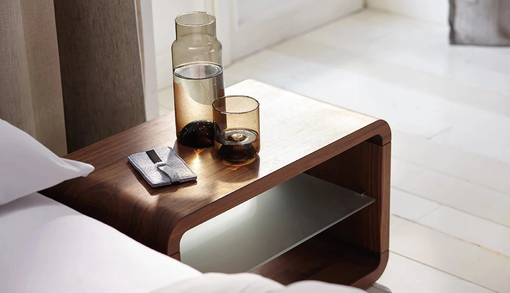 Nachhtisch COM:CI aus Massivholz im Bettengeschäft der Holzmanufaktur bei Stuttgart