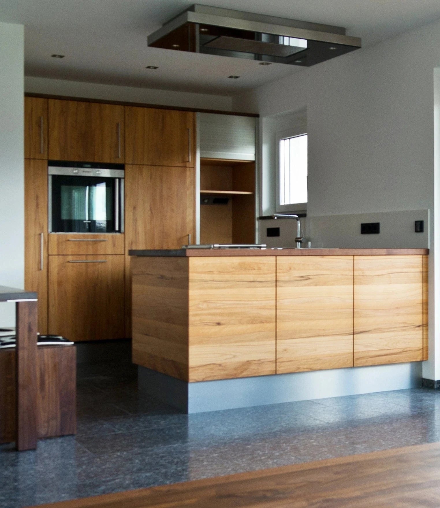 Moderne und massive Echtholzküche in Kernbuche vom Küchenhersteller Nähe Ludwigsburg und Stuttgart