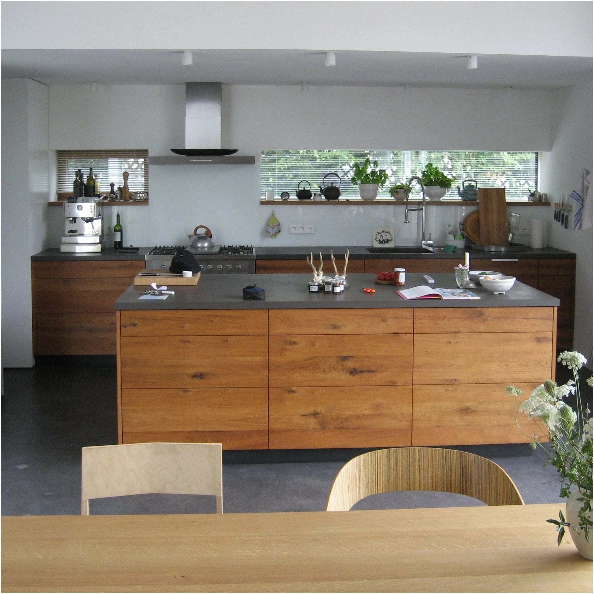 Holzküche mit Kücheninsel aus Wildeichenholz mit Granit-Arbeitsplatte kombiniert