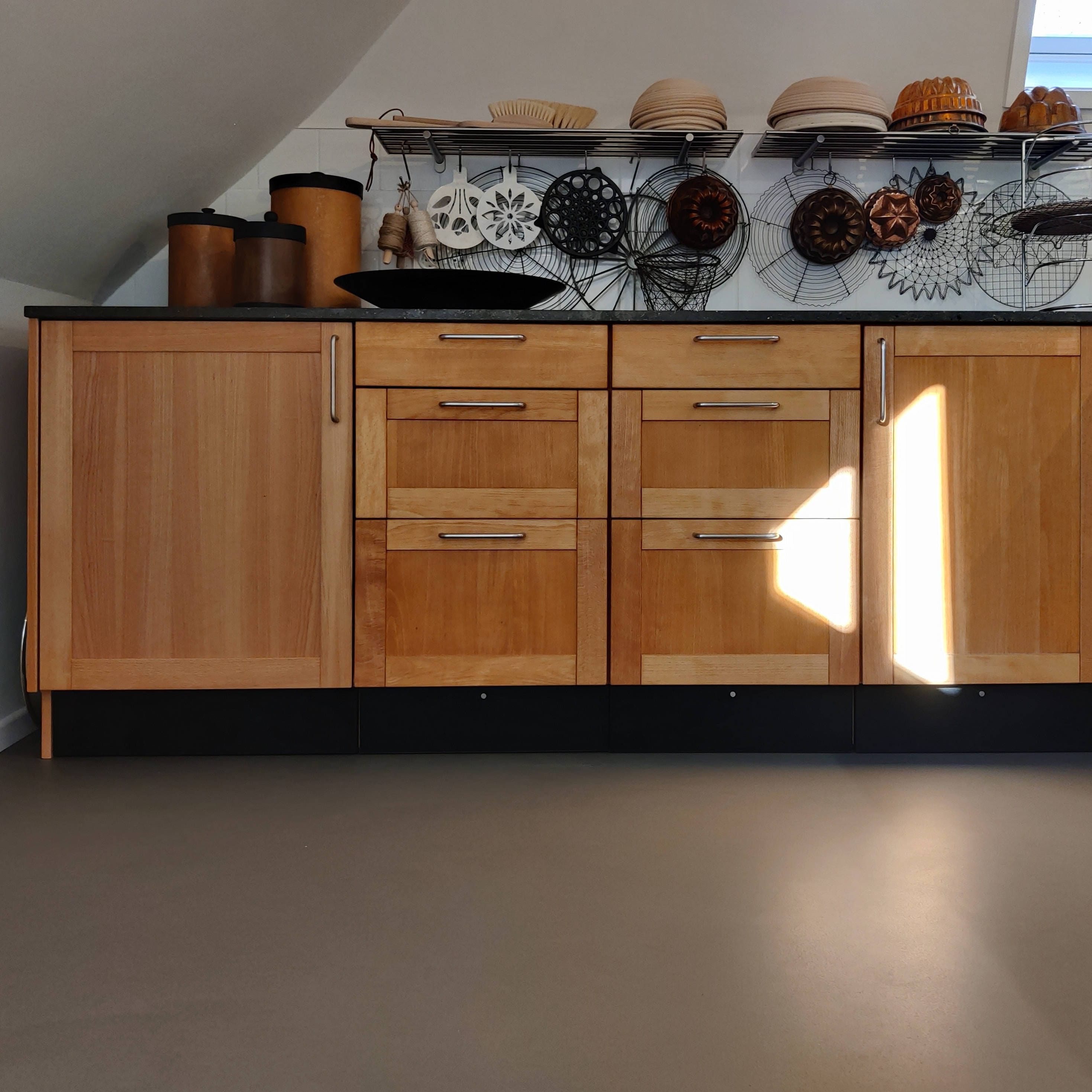 Moderne Landhausküche mit Kassettenfront aus massivem Buchenholz