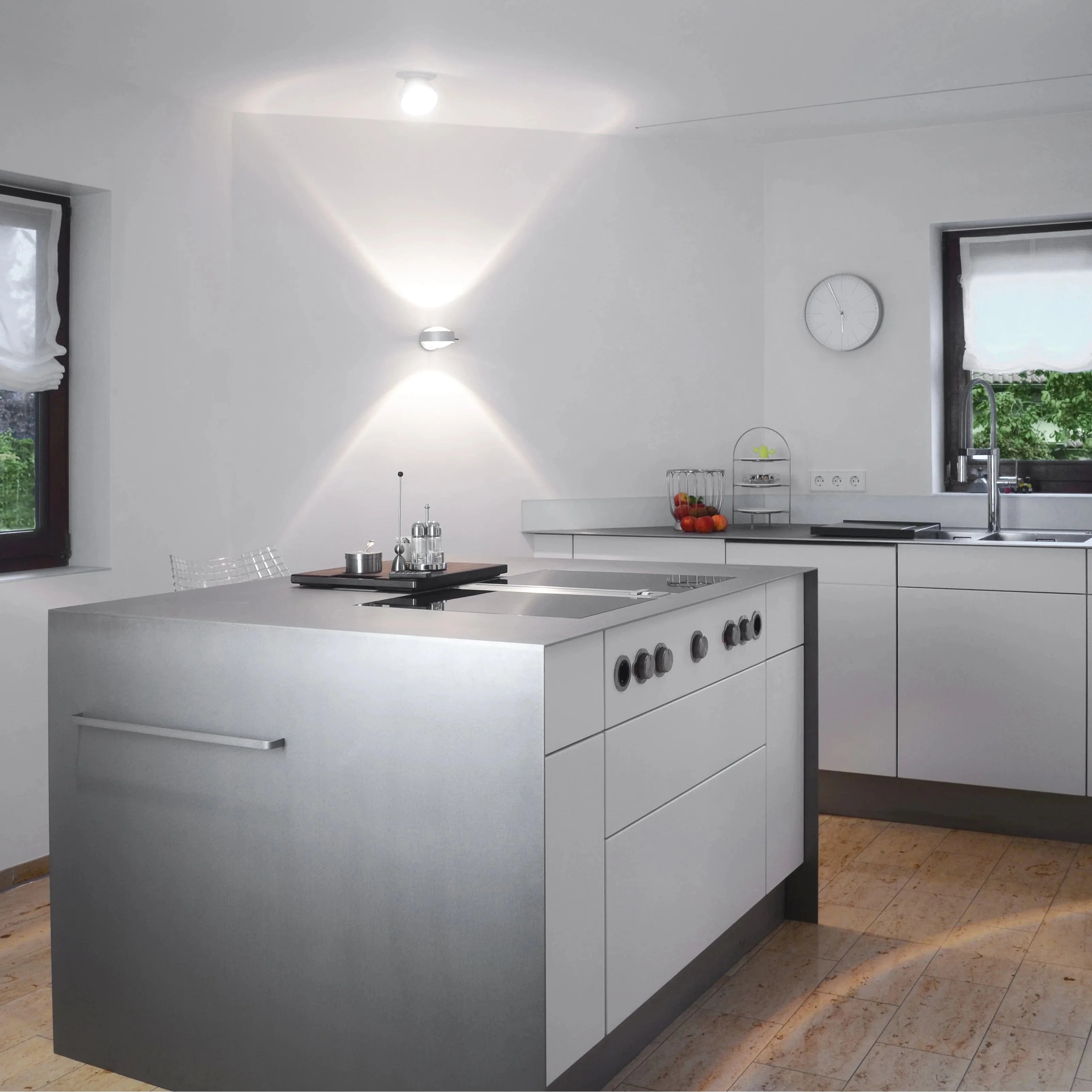 Moderne Küche mit Insel im Edelstahl-Rahmen - hochwertiges Design und Ausführung durch die Holzmanufaktur in der Nähe von Stuttgart und Ludwigsburg.