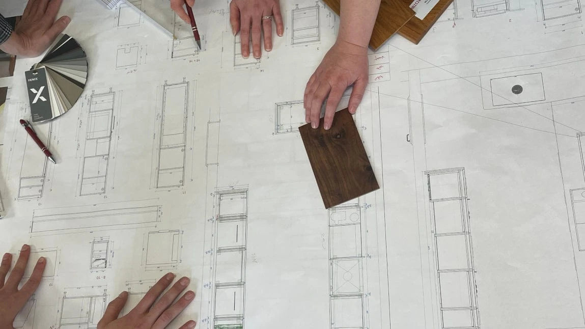 Materialauswahl für das Interior Design im Möbelgeschäft der Holzmanufaktur Nähe Suttgart und Ludwigsburg.