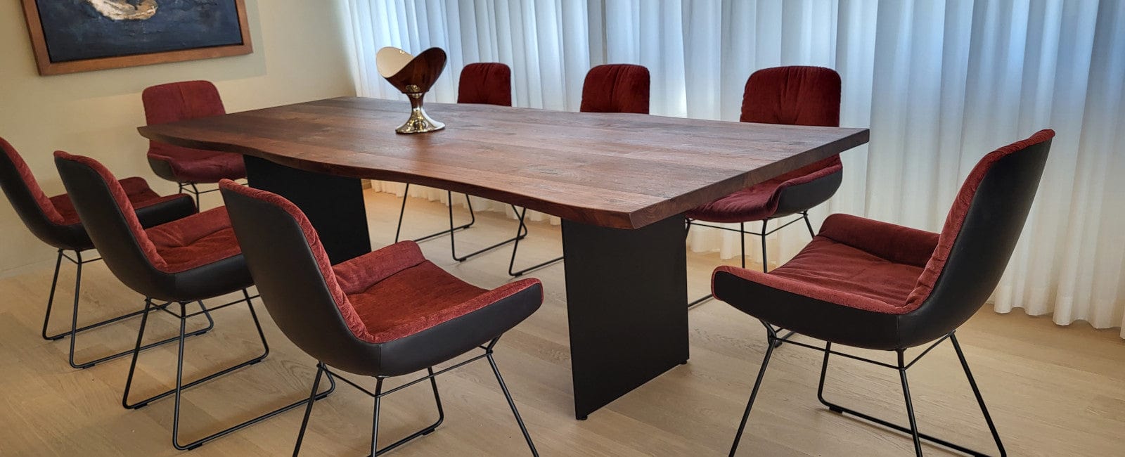 Baumkantentisch aus Massivholz in Nussbaum in der Schreinerei auf Maß gerfertigt