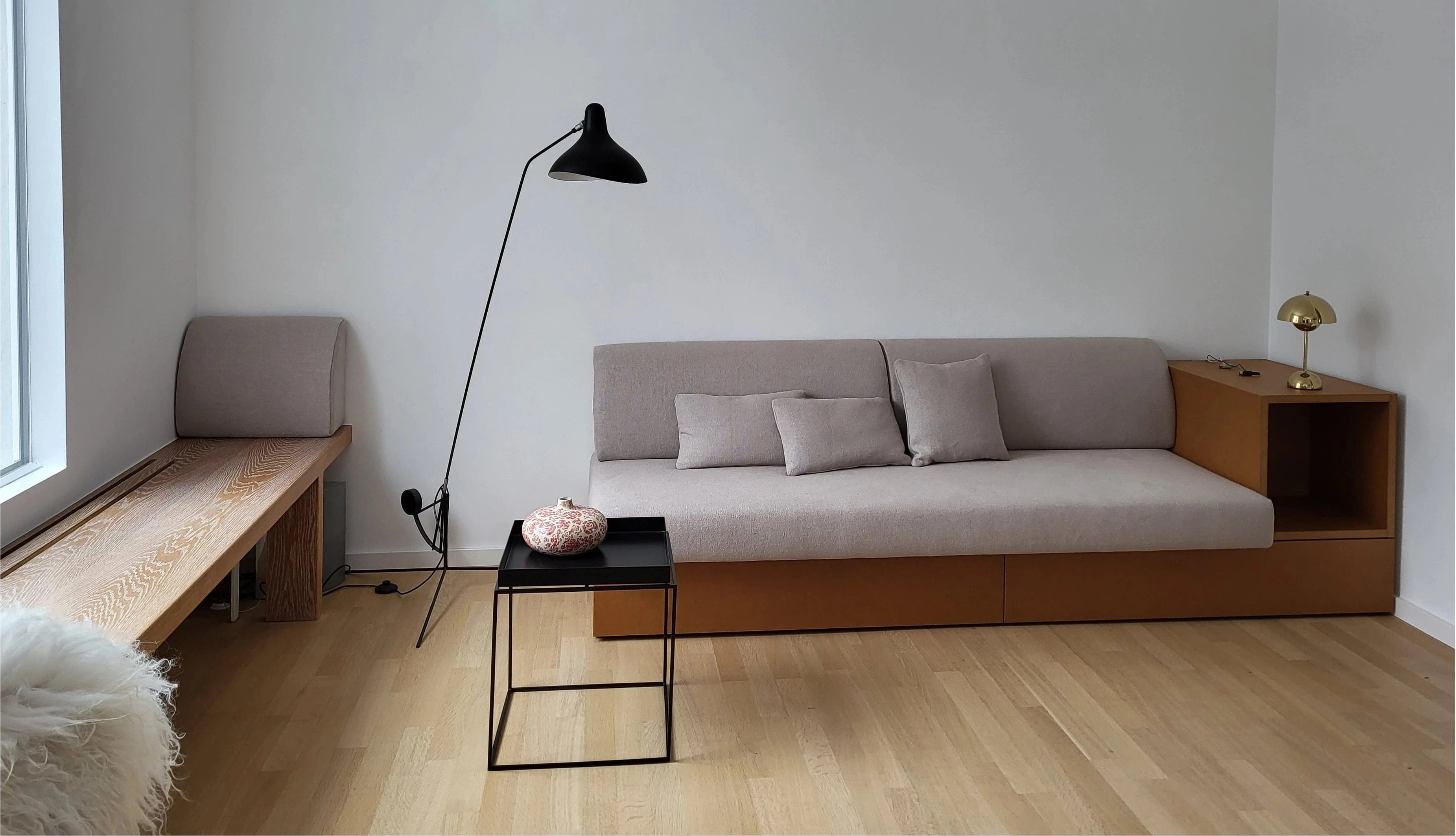 Loungebereich mit weißgeölter Massivholzbank für das Wohnzimmer