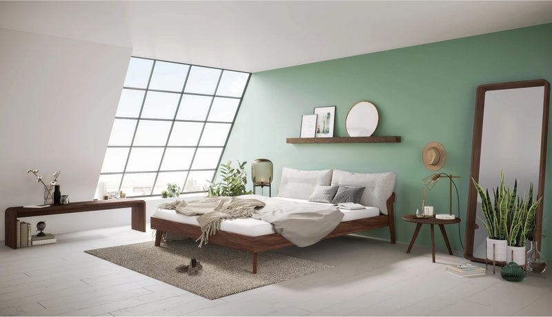 Schlafzimmer mit Bett, Bank und Spiegel aus Nussbaum massiv