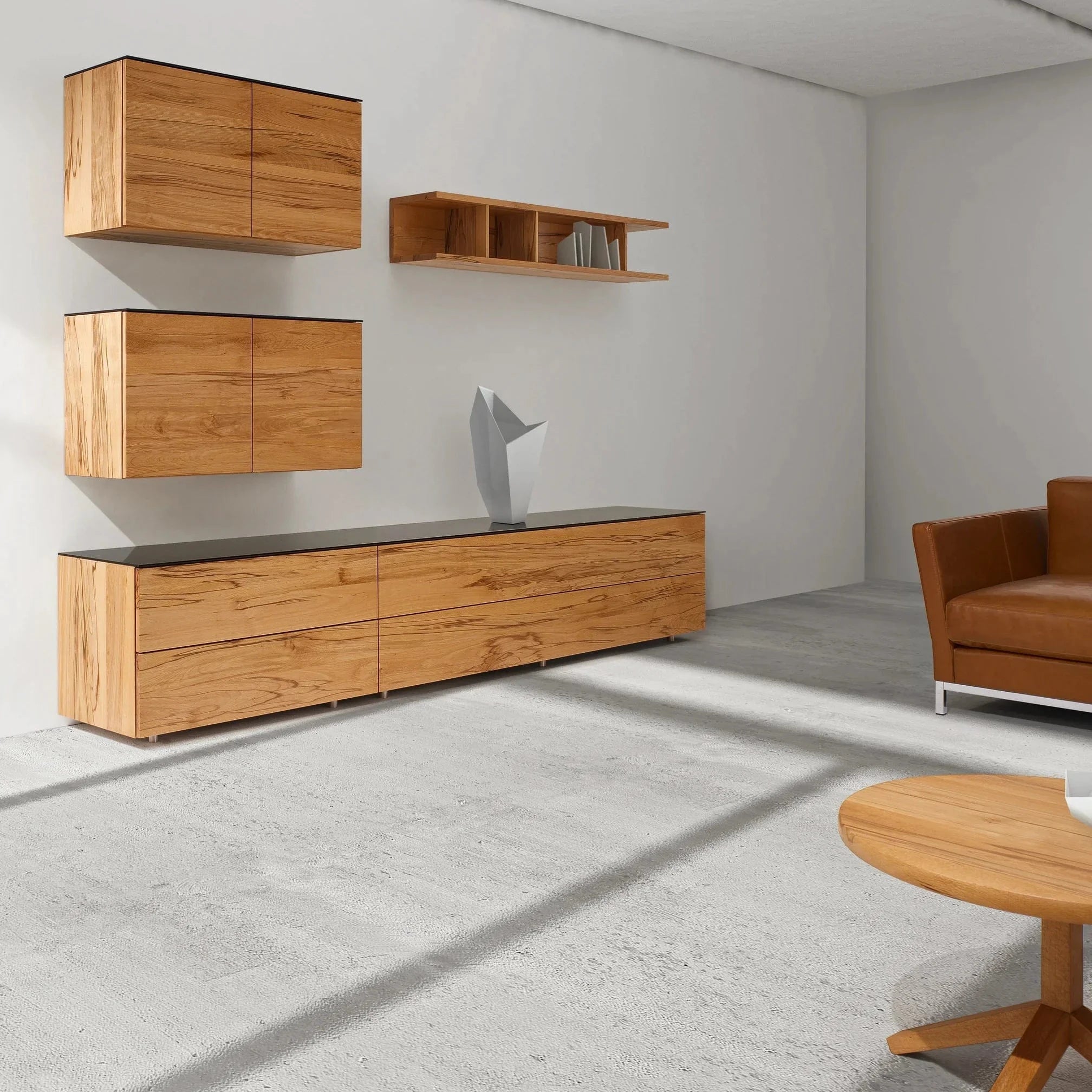 Schrankwand für das Wohnzimmer aus massiver Kernbuche und schwarzem Glas