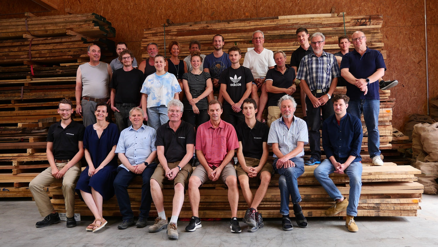 Das Team der Schreinerei Holzmanufaktur im Holzlager