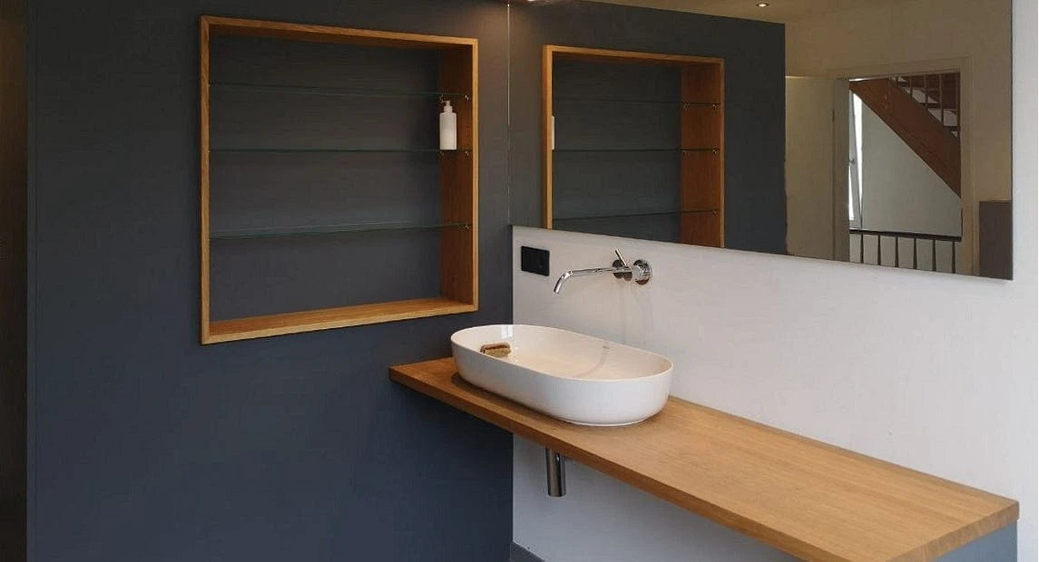 Waschtisch und Regal mit Glasböden aus massiver Eiche von der Schreinerei Holzmanufaktur