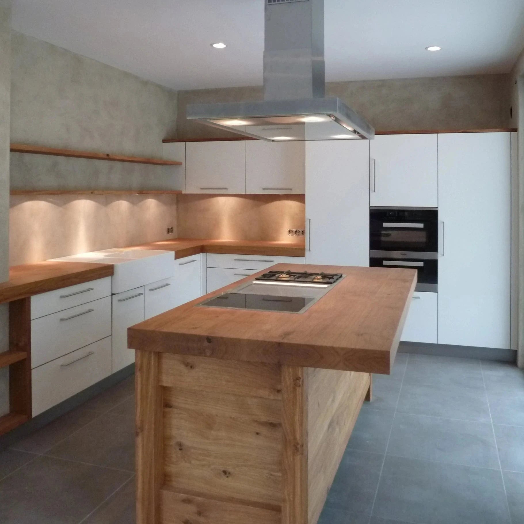Weiße, moderne Küche mit Insel aus Eichenholz- beste Schreiner-Qualität