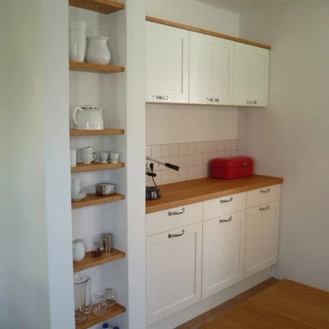 Hochwertige, weiße Landhausküche im Vintage-Look, mit Regalen und Holz-Arbeitsplatte aus Buche Massivholz.