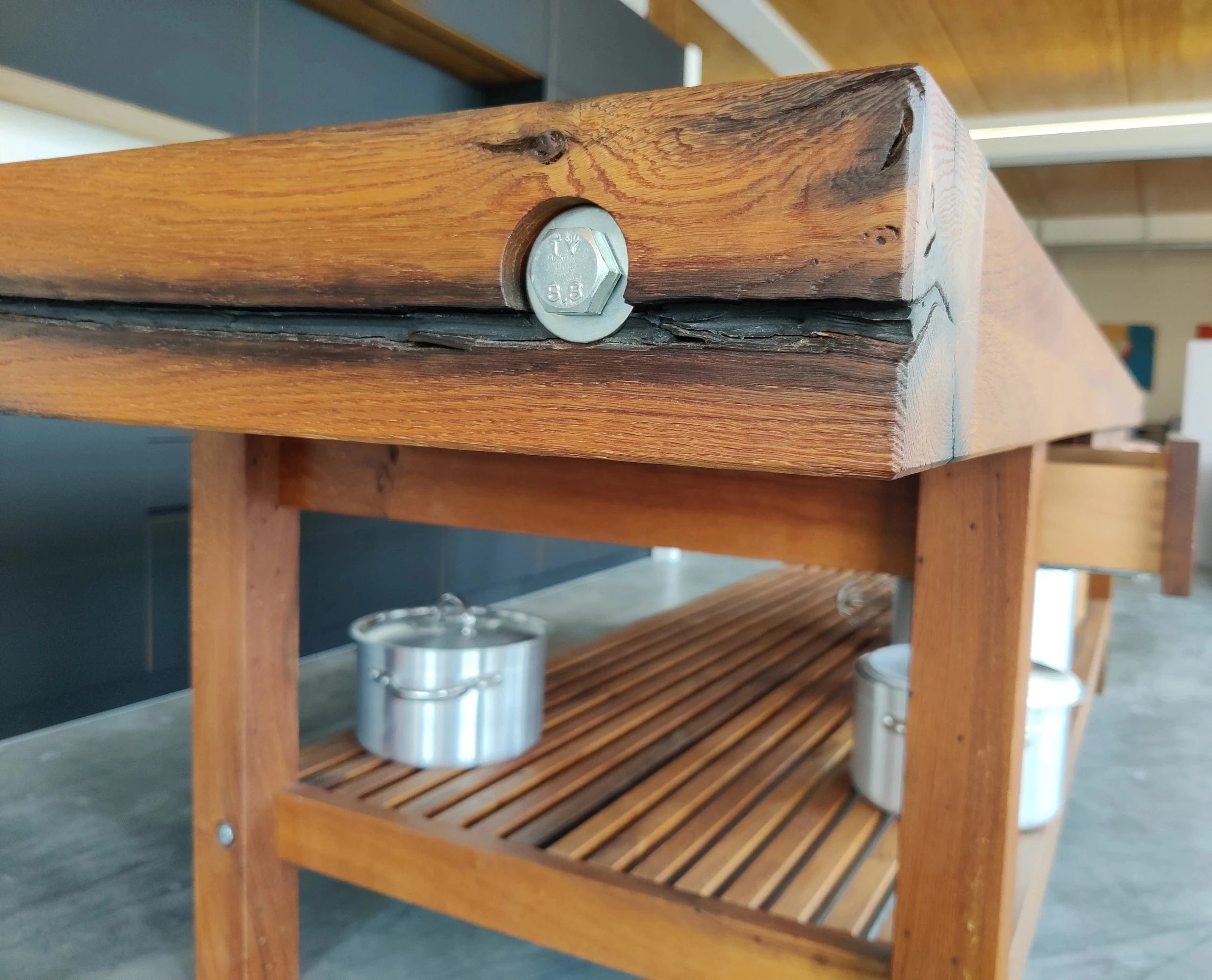 Detail einer Vollholzküche aus massiver Alteiche  in der Nähe von Stuttgart.