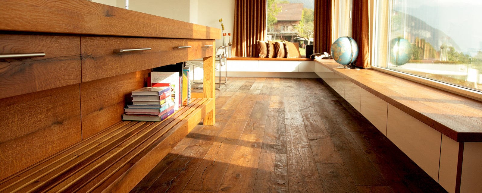 Detailansicht von weißer Küche mit Küchenblock aus massiven  alten Eichebalken