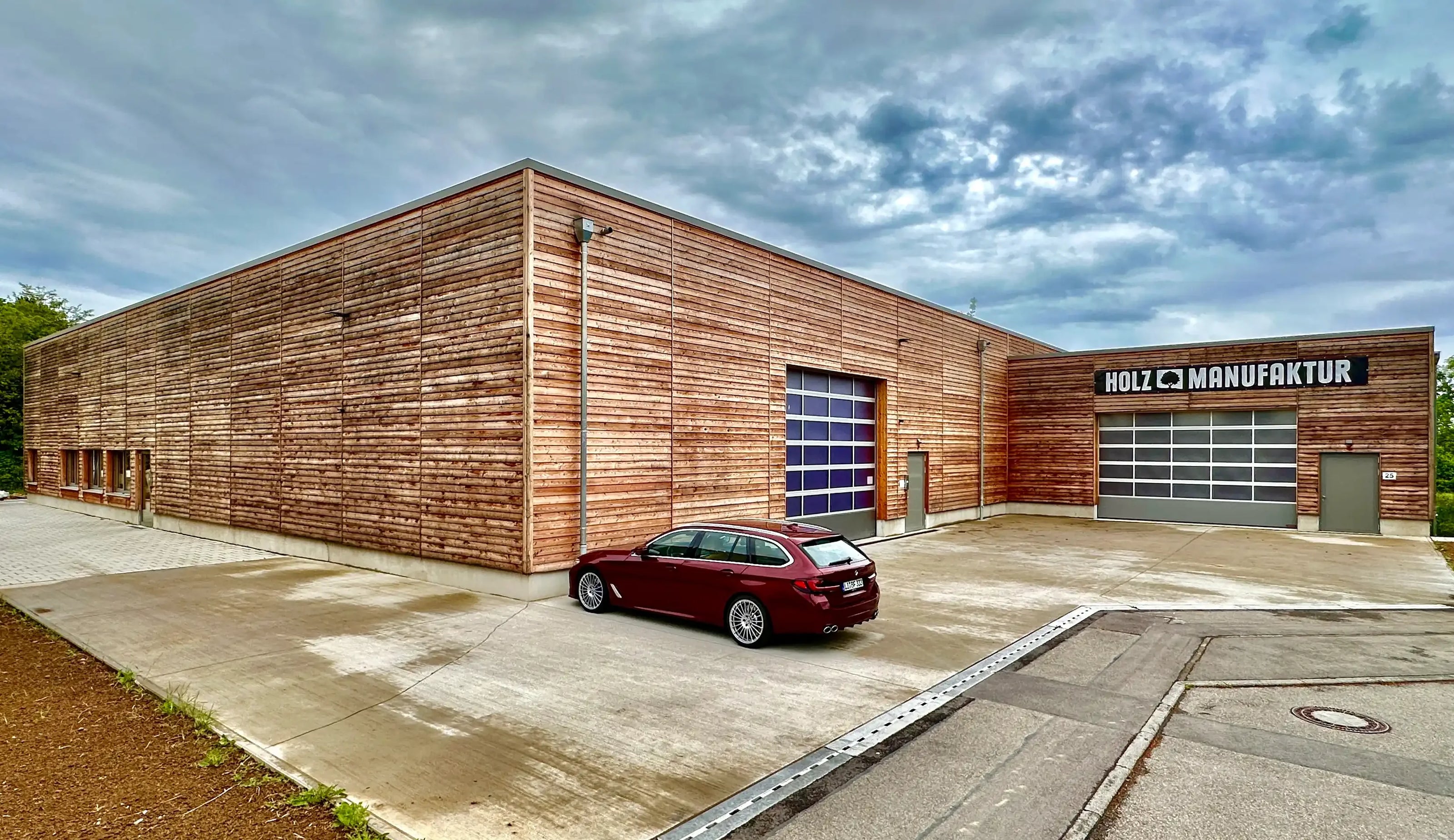 Das neue Produktionsgebäude der Schreinerei Holzmanufaktur in Möglingen, in der Nähe von Ludwigsburg und Stuttgart.