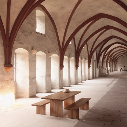 Holzmanufaktur Holztisch Kernbuche massiv mit Bänken im Kloster